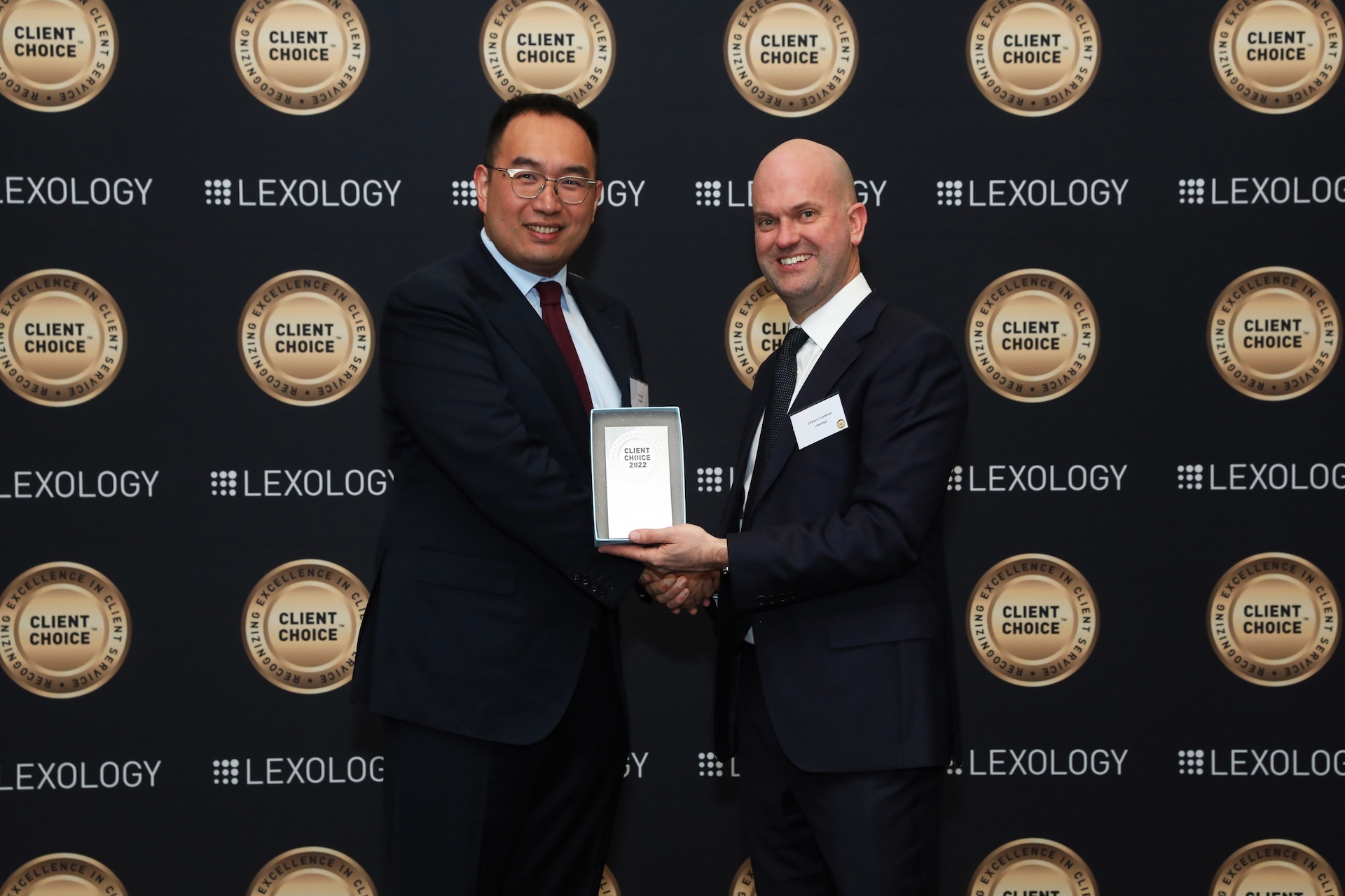 Haldanes Partner Paul Wang receiving the exclusive winner award of the Lexology Client Choice Awards.